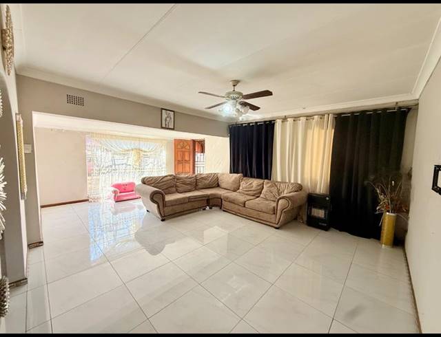 2 BEDROOM HOUSE FOR SALE IN VANDERBIJLPARK CW 6